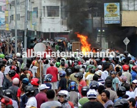 albaniatourism.info, September Kelam Tinjauan Tentang Kerusuhan Ambon 2011