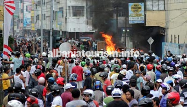 albaniatourism.info, September Kelam Tinjauan Tentang Kerusuhan Ambon 2011