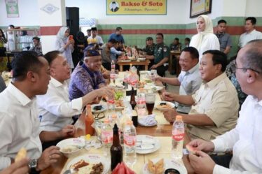 albaniatourism.info Prabowo Disambut Riuh Warga Saat Mampir ke Warung Bakso