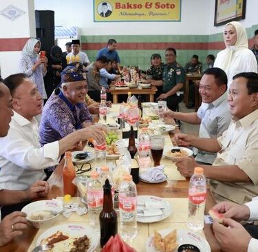 albaniatourism.info Prabowo Disambut Riuh Warga Saat Mampir ke Warung Bakso