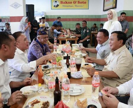 albaniatourism.info Prabowo Disambut Riuh Warga Saat Mampir ke Warung Bakso