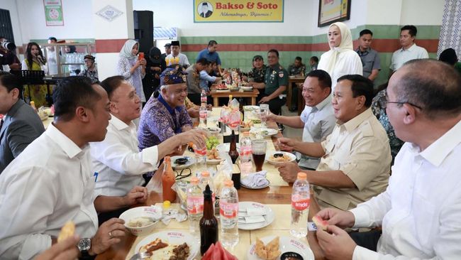 albaniatourism.info Prabowo Disambut Riuh Warga Saat Mampir ke Warung Bakso